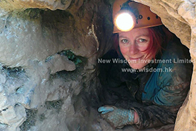 customer with WISDOM lamp in UK at reservoir hole