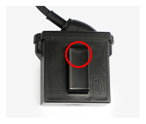 仿冒品：电池盒皮带扣上无注塑批号标记