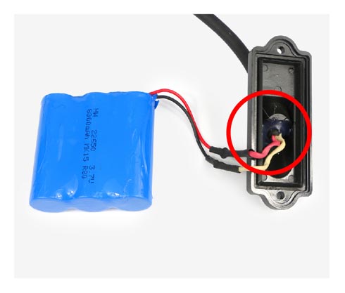 O falsificado: Sem limite elástico device na caixa da bateria