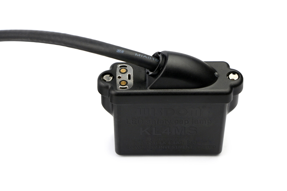 视图：新型磁力USB充电接口：兼容传统充电器，可用各类带2.0USB接口设备充电